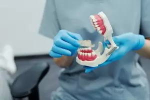 Установка съемных аппаратов на зубы